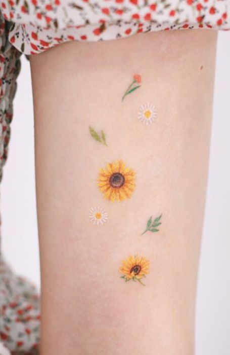 23 Sunflower Tattoos for Optimistic Ladies - The Trend Spotter Sunflower Tattoo Meaning, Petit Tattoo, Finger Tattoo Designs, Daisy Tattoo, Inspiration Tattoos, Disney Tattoo, Sunflower Tattoos, Cute Tattoos For Women, Sunflower Tattoo Design