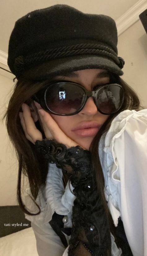 Oval Sunglasses Aesthetic, Big Sunglasses Aesthetic, Big Sunglasses Women, Fall Szn, Hair Aesthetics, Shifting Outfits, Sunglasses Aesthetic, Louis Partridge, Big Sunglasses