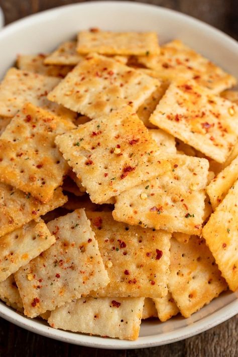 These Alabama fire crackers give you a lot of bang for your bite! Flavored perfectly with red pepper flakes, onion, garlic, and ranch dressing mix, these tasty snacks pack a punch. Party Crackers Recipe, Saltine Cracker Recipes, Ranch Crackers, Ranch Party, Spicy Crackers, Seasoned Crackers, Saltine Cracker, Soda Crackers, Party Crackers