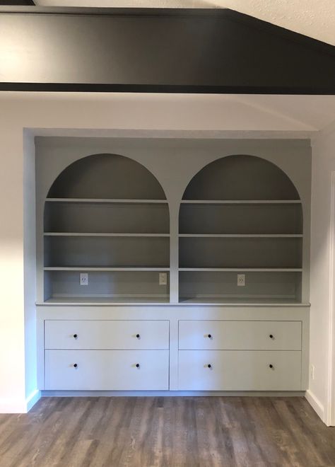 Arched bookshelves and drawers Bookshelves Arch, Arched Bookshelves, Bedroom Bookshelves, Dining Room Built In, Built In Around Fireplace, Living Room Built Ins, Bookshelves In Living Room, Fireplace Built Ins, Fireplace Remodel