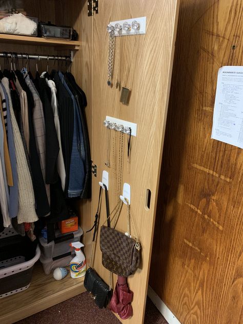 Functional Dorm Room, Dorm Ideas Organization, Dorm Room Wardrobe, Closet Organization Ideas Dorm, Dorm Clothing Organization, Dorm Wardrobe, Door Room Essentials, Dorm Organization Ideas Storage, Dorm Makeup Organization