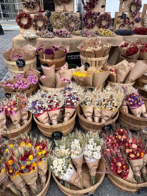 Flower Shop Display, Farmers Market Flowers, Flower Shop Interiors, Flower Shop Decor, Market Flowers, Flower Shop Design, Flower Truck, Flower Bouquet Diy, Flower Business