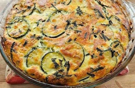 weight watchers 3 point Crustless zucchini quiche - Dieter24 Zucchini Quiche Crustless, Crustless Zucchini Pie, Crustless Zucchini Quiche, Weight Watchers Zucchini, Zucchini Quiche, Tomato And Onion Salad, Spinach Tortellini Soup, Zucchini Pie, Sides Recipes