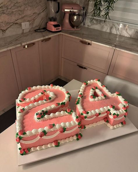 Instagram 24th Birthday Cake, 22nd Birthday Cakes, White Birthday Cakes, Sweet Sixteen Birthday Party Ideas, 21st Cake, Sweet 16 Birthday Cake, Cool Cake Designs, 16 Birthday Cake, Yogurt And Granola