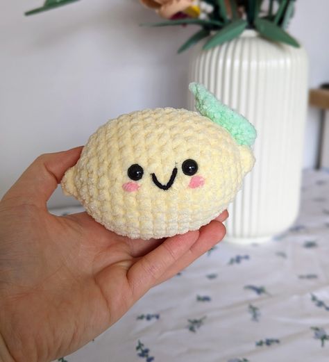 This adorable lemon plushie will make the perfect gift for your loved ones! - S I Z E S & M A T E R I A L S - This plushie is made from 100% super soft polyester yarn. Approximate size: 11 cm long - P L E A S E - N O T E -  These plushies are made to order, therefore can take 3-5 working days to be ready to dispatch. Please take this into account if you are ordering this item for a specific date. - S A F E T Y - W A R N I N G -  These plushies may not be suitable for younger children due to the Yellow Crochet Amigurumi, Cute Crochet Amigurumi, Crochet Turtle Pattern, Crochet Plushies, Easy Crochet Animals, Crochet Turtle, Crochet Cow, Crochet Design Pattern, Kawaii Crochet