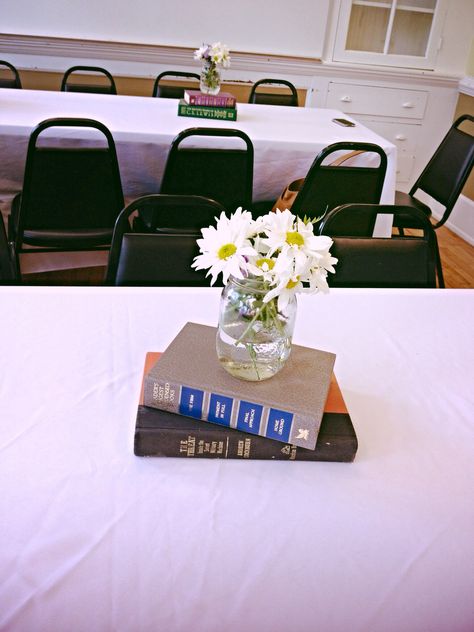 Book Centerpieces Graduation, Book Vase Centerpiece, Book Floral Centerpieces, Childrens Books Baby Shower Centerpieces, Vintage Book Centerpiece, Book Centerpiece, Book Centerpieces, Vintage Bridal Shower, Vintage Bridal