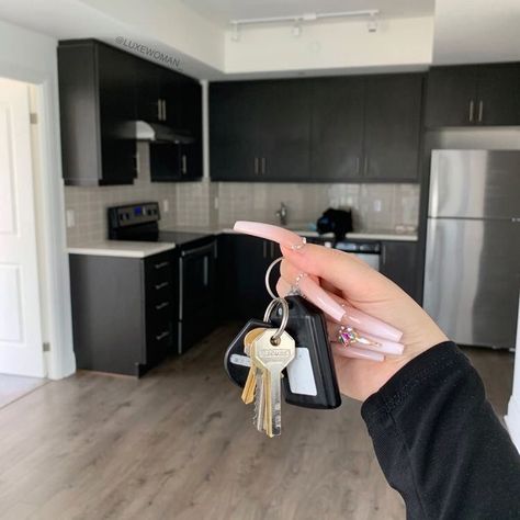 Key To Apartment Goals, Moving In Aesthetic Keys, Keys Apartment Aesthetic, First House Aesthetic Keys, Keys To New House Aesthetic, Keys To House Goals, Lux Apartment Aesthetic, New Apartment Keys Aesthetic, House Key Aesthetic