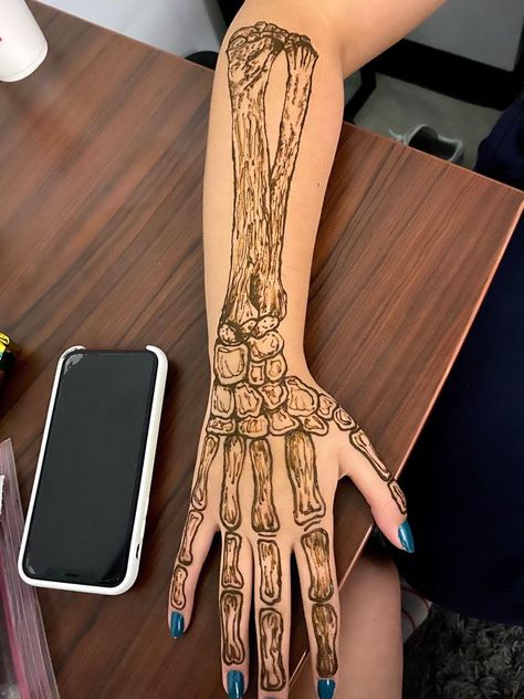 Cool Henna Tattoos Arm, Skeleton Arm Sleeve Tattoo, Arm Bones Tattoo, Arm Bone Tattoo Sleeve, Henna Tattoo Designs Anime, Creepy Henna Designs, Hand And Arm Doodles, Skeleton Arm Drawing On Arm, Henna Designs Hand And Arm