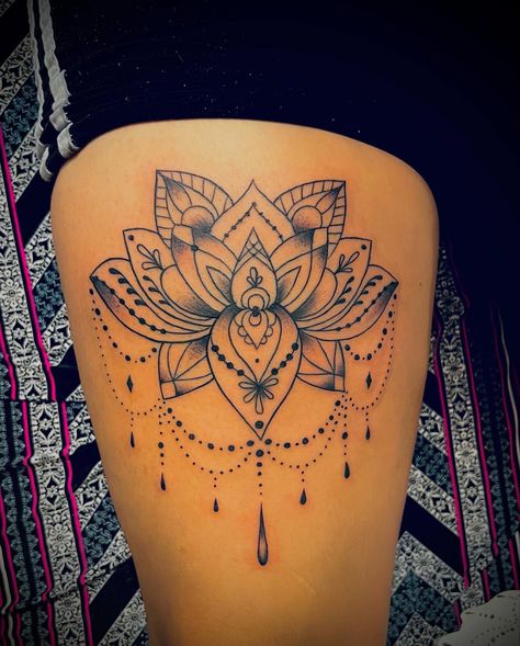 Herz Tattoo Klein, Front Thigh Tattoos, Mandala Thigh Tattoo, Upper Leg Tattoos, Mickey Tattoo, Upper Thigh Tattoos, Basic Tattoos, Flower Thigh Tattoos, Hip Thigh Tattoos