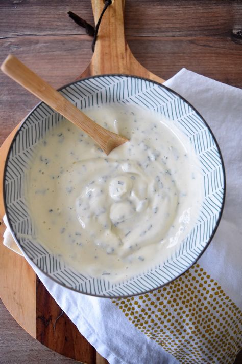 Une délicieuse recette de sauce blanche pour kébab avec du fromage blanc, fraîche, rapide et facile à préparer ! Kebab Sauce, Dinner Party Dishes, White Sauce Recipes, Bearnaise Sauce, Dip Sauce, Marinade Sauce, Kebab Recipes, Yogurt Recipes, White Sauce