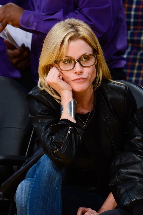 Julie Bowen 90s, Modern Family Lily, Posters Aesthetic, Julie Bowen, Gillian Anderson, Girl Things, Blonde Women, Girls With Glasses, Blonde Beauty