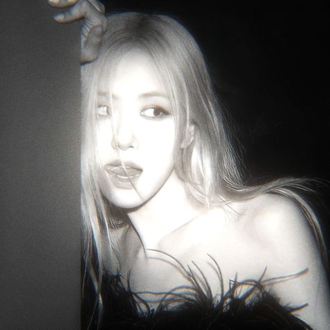 Rosé Blackpink Black, Blackpink Rosé Icons, Rosé Core, Y2k Icons, Rosé Black And White, Rosé Instagram, Y2k Wallpaper, Blackpink Blink, Rose Blackpink