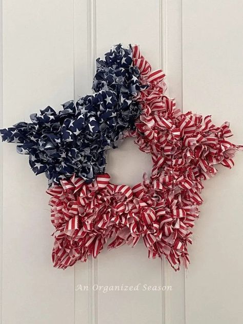 Diy Christmas Ribbon Wreath, Star Wreath Frame, Star Wreath Form, Patriotic Wreath Diy, Diy Patriotic Wreath, Patriotic Crafts Diy, Diy Wreath Bow, Star Wreath, Burlap Wreath Diy