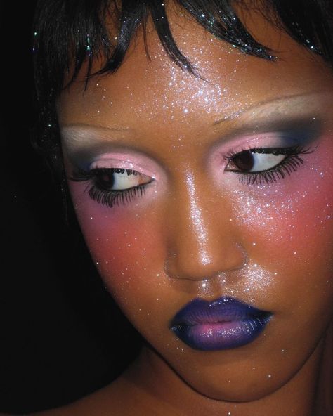 Maximalist Eye Makeup, Maximalist Makeup Looks, Hyperpop Makeup, Colorful Alt Makeup, New Wave Makeup 80s, Maximalism Makeup, Shiny Makeup Look, Club Kid Makeup, Weird Makeup Looks