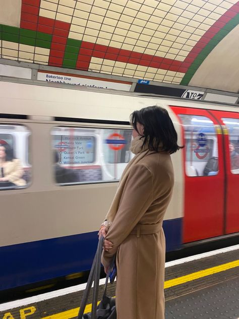 London tube underground photo aesthetic London Tube Aesthetic, London Underground Aesthetic, Insta Pics Ideas, London Moodboard, Recreate Pics, Collab Ideas, City Aesthetics, Aesthetic London, London Living