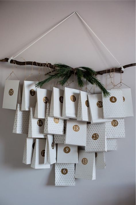 Want to make your own DIY advent calendar this Christmas and holiday season?! Check out these super creative ideas and tutorials for inspiration! Diy Christmas Advent Calendar, Diy Christmas Advent, Advent Calendar House, Calendrier Diy, Advent Calendar Diy, Make An Advent Calendar, Advent Diy, Homemade Advent Calendars, Calendar Advent