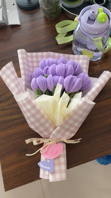 pipe cleaner flowers, tulips in purple Tulip Flower Bouquet, Clean Flowers, Hanging Craft Ideas, Diy Bouquet Wrap, Diy Xmas Gifts, Flower Bouquet Diy, Hanging Craft, Diy Arrangements, Paper Wall Hanging