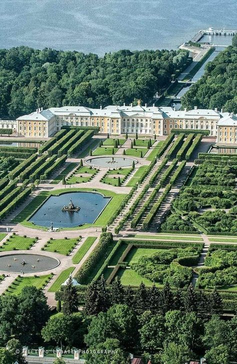 Peterhof Grand Palace. Russia بيوت ملكية, Peterhof Palace, Avatarul Aang, Formal Garden Design, Dream Mansion, Palace Garden, Castle House, Formal Gardens, Beautiful Castles