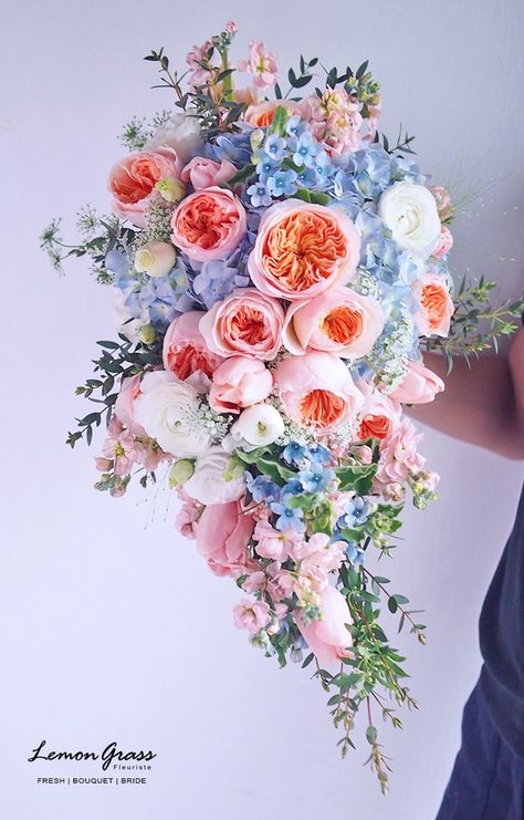 Wedding Round Centerpieces, Draping Bouquet, Blue Cascading Bouquet, Wedding Flowers Garden, Blue Boho Wedding, Wedding Flowers Table, Wedding Flowers Fall, Wedding Flowers Decor, Aesthetic Bouquet