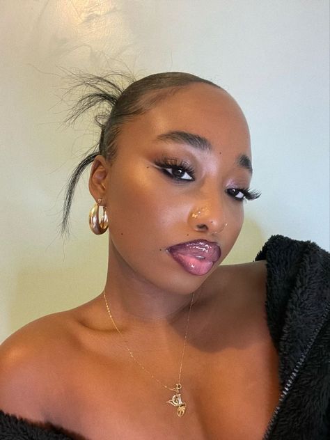 90s Black Women Makeup, 90s Makeup Black Women, Dark Feminine Makeup Black Women, 90s Makeup Looks Black Women, Homecoming Inspo, Melanin Makeup, 90s Makeup Look, Woc Makeup, Brown Girls Makeup