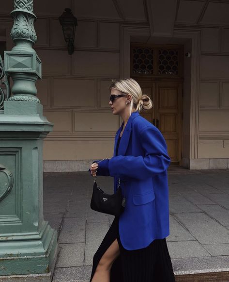 Blue Bag Outfit, Cobalt Blue Outfit, Cobalt Blazer, Oversized Blazers, Blazer Street Style, What To Wear Fall, Color Combinations For Clothes, Style Inspiration Fall, Blue Outfit