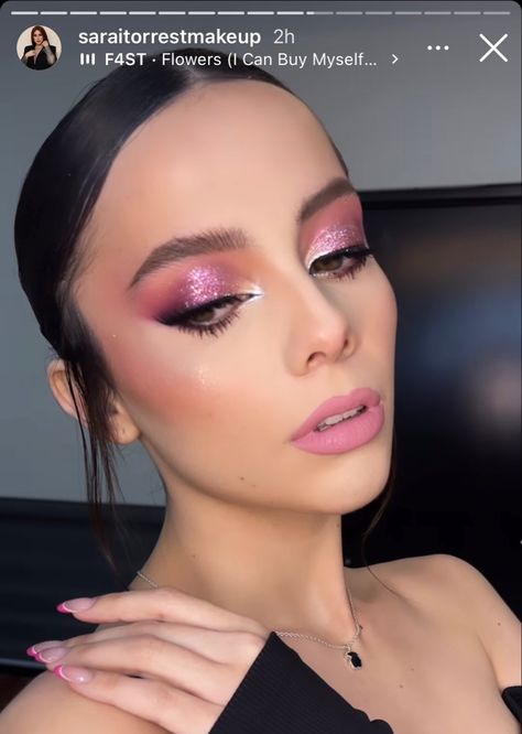 Make Up For Fushia Dress, Fiusha Dress Makeup, Pink Makeup For Prom, Makeup For Hot Pink Dress, Hot Pink Dress Makeup Ideas, Makeup For Fuchsia Dress, Make Up Fucsia, Pink Dress Makeup Ideas, Pink Purple Eye Makeup