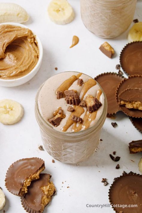 This peanut butter cup tropical smoothie recipe tastes like peanut butter cups and is made with 5 simple, wholesome ingredients like natural cocoa powder and banana. This delicious peanut butter chocolate smoothie is creamy and packed with protein + fiber and makes a satisfying breakfast and snack. This peanut butter cup drink is so, so good! Not only does it taste exactly like peanut butter cups, but it’s also one of the best ways to get your protein in for the day. | CountryHillCottage.com Peanut Butter Chocolate Smoothie, Peanutbutter Smoothie Recipes, Tropical Smoothie Recipes, Chocolate Smoothie Recipes, Chocolate Peanut Butter Smoothie, Homemade Smoothies, Banana Smoothie Recipe, Peanut Butter Smoothie, Filling Snacks