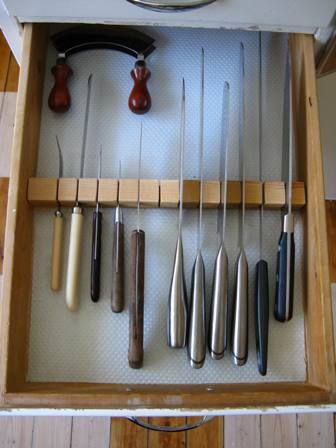 Diy Knife Storage, Kitchen Utensils Organization, Drawer Knife Block, Organizing Kitchen Utensils, Organize My Kitchen, Wall Oven Kitchen, Shabby Chic Lighting, Knife Drawer, Organizing Kitchen