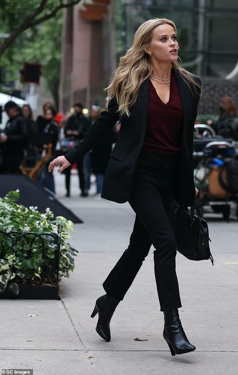 Reece Witherspoon Style, Bradley Jackson, Petite Women Outfits, Petite Celebrities, Reese Witherspoon Style, Julianna Margulies, December Outfits, The Morning Show, Summer Office Outfits