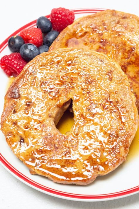 Your new favorite brunch and breakfast recipe will be bagel french toast! Bagel French Toast Bake, French Toast Bagel Recipe, French Toast Bagels, Bagel French Toast, Creative Breakfast Recipes, Waffle Sandwich Breakfast, Easy Breakfast Smoothies, Creative Breakfast, Breakfast Bagel