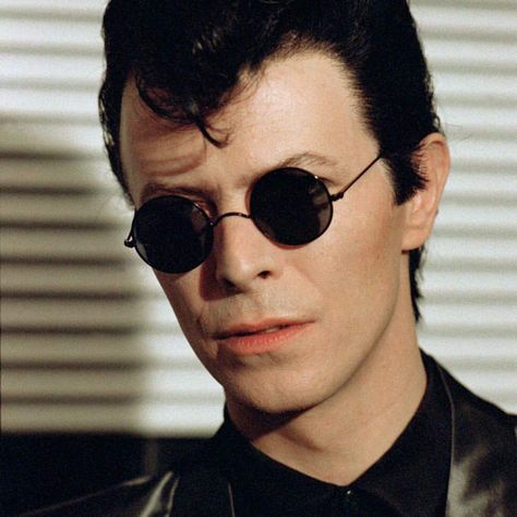 David Bowie starred in film The Hunger as John Blaylock  #davidbowie #bowie #BowieForever #pop #DavidBowieForever #starman #motivation… Style Année 20, Vampire Film, Fritz Lang, Round Sunglasses Vintage, Space Oddity, Dorian Gray, Ziggy Stardust, The Hunger, Music Icon