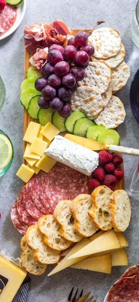 Summer Grazing Board, Easy Charcuterie Board, Easy Charcuterie, Charcuterie Appetizers, Dinner Summer, Grazing Board, Party Snack Food, Decorações Com Comidas, Summer Meals