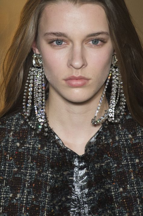 Isabel Marant Fall 2017 Fashion Show Beauty, Paris Fashion Week, PFW, Runway, TheImpression.com - Fashion news, runway, street style, models Ysl Runway, 2024 Runway, Runway Jewelry, Show Beauty, 2017 Fashion, Ear Candy, Rainbow Earrings, Fall Jewelry, Big Earrings