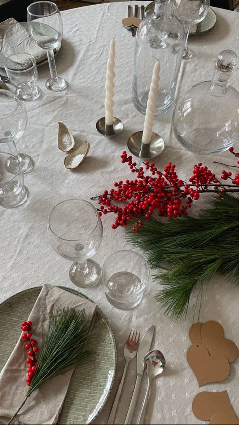 Aesthetic Christmas Table, Christmas Table Aesthetic, Xmas Table Settings, Christmas Dinner Aesthetic, Cozy Dinner Party, Christmas Dinner Table Settings, Christmas Table Setting, Xmas Dinner, Christmas Dinner Table