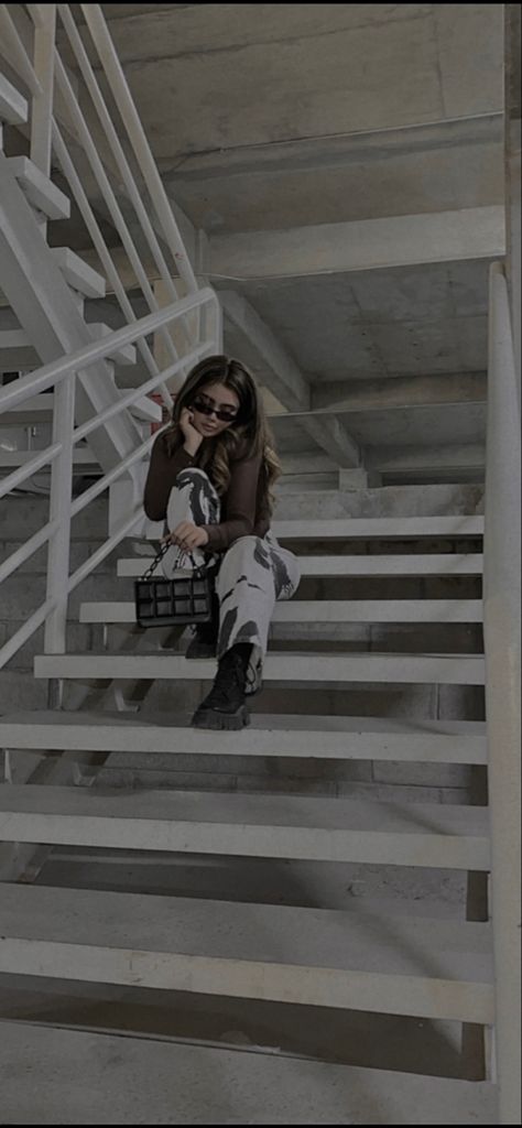 Foto sentada en unas escaleras en un estacionamiento Stairs Poses, Background For Powerpoint Presentation, Fotos Aesthetic, Photos Tumblr, Instagram Photo Ideas Posts, Aesthetic Fashion, Adventure Time, Creative Gifts, Drawing Reference