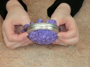 Fitting pin cushion parts into jar for fabric gluingring. Diy Pin Cushion Tutorial, Mason Jar Pin Cushion, Jar Pin Cushion, Mason Jar Sewing Kit, Repurpose Candle Jars, Portable Sewing Kit, Fat Quarter Sewing Projects, Diy Pin Cushion, Cushion Tutorial