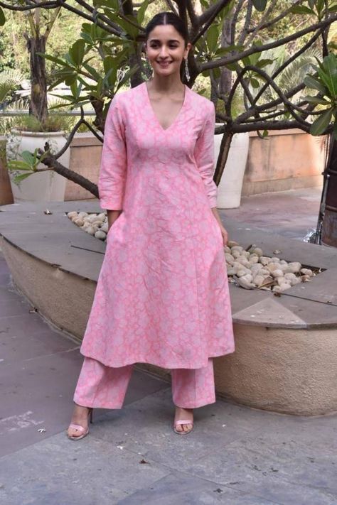 Pink Cotton Kurti Design, Pink Kurta Designs Women, Pink Kurta Outfit, Kurta Plazo Fashion Styles, Simple Indian Suits Cotton, Pink Kurti Outfit, Simple Indian Suits, Pink Kurti, Vicky Kaushal