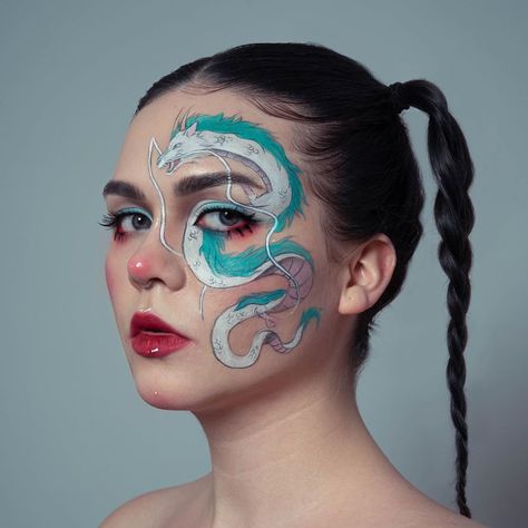 This new trend takes inspiration from all your fave Studio Ghibli films Dragon Makeup, Makeup Zombie, Anime Makeup, Kawaii Makeup, Face Paint Makeup, Face Art Makeup, Rave Makeup, Halloween Makeup Inspiration, Trash Polka