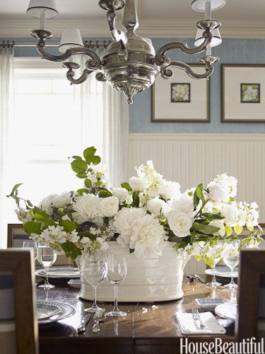 Flower power. Designer: Marshall Watson. Photo: Eric Piasecki. housebeautiful.com Blue And White Tablescapes, White Table Settings, Dining Room Centerpiece, Dining Room Table Centerpieces, Tafel Decor, Deco Nature, Flowers In A Vase, Pink Living Room, Dining Table Centerpiece