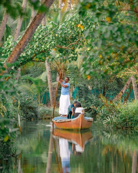 📍Kerala Searching for a destination that blends natural beauty with rich culture? Kerala, often called "God's Own Country," offers a one-of-a-kind experience. What You Can Experience in Kerala: 🔸Backwaters cruise on a traditional houseboat: Did you know Kerala has the world’s largest network of backwaters? A traditional houseboat stay on these tranquil waters is a unique once-in-a-lifetime experience. 🔸 Ayurvedic wellness retreats: Kerala is the birthplace of Ayurveda, a 3,00... Kerala Resorts, Kerala Backwaters, God's Own Country, Houseboat, House Boat, Ayurveda, Kerala, Did You Know, Natural Beauty