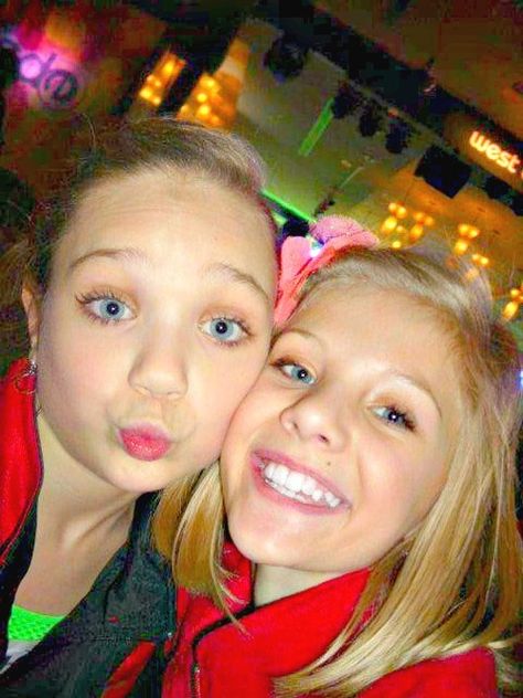 maddie and paige Maddie And Paige, Smiling Selfie, Dance Moms Maddie, Dance Moms Cast, Maddie Z, People Smiling, Dance Moms Pictures, Paige Hyland, Dance Moms Dancers