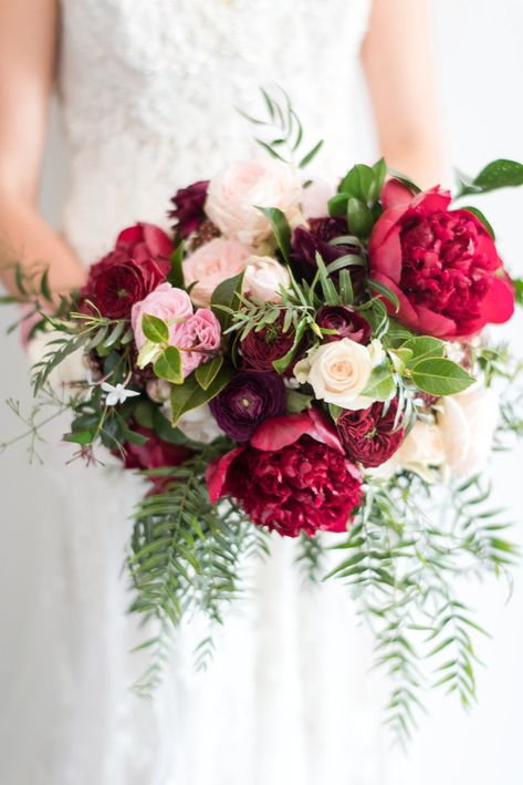 Crimson and violet wedding bouquet: http://www.stylemepretty.com/2017/04/10/a-french-garden-inspired-wedding-on-the-sunshine-coast/ Photography: Studio Impressions - http://www.studioimpressions.com.au/ Wedding Bouquet Red, Red Bouquets, Burgundy Wedding Flowers, Bouquets Ideas, Bridal Bouquet Summer, Wedding Colors Red, Wedding Flowers Peonies, Violet Wedding, Summer Wedding Bouquets