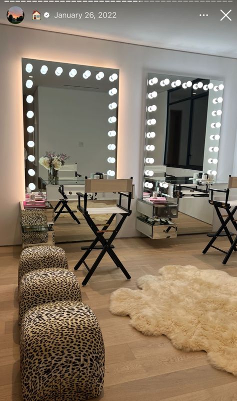 Makeup Studio Decor Interior Design, Beauty Shop Decor, Makeup Studio Decor, Home Hair Salons, Beauty Room Salon, Esthetician Room Decor, Esthetics Room, Make Up Studio, Salon Suites Decor