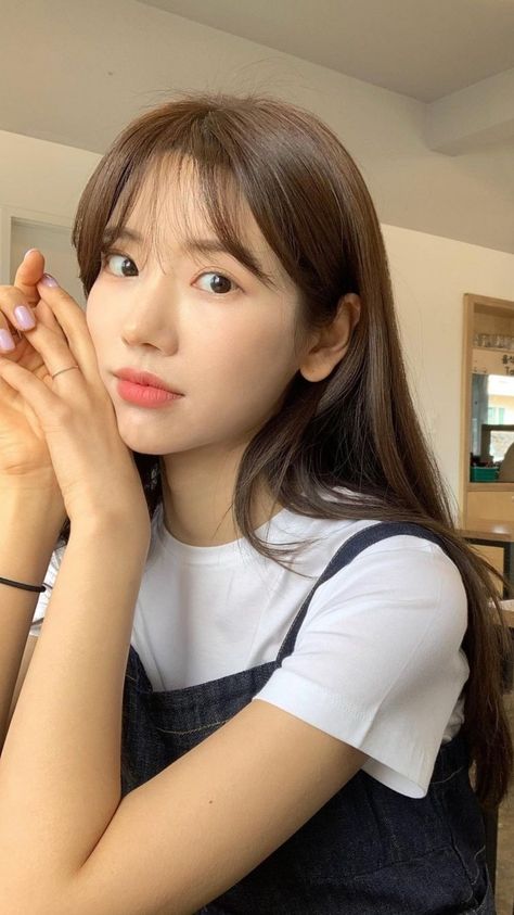 Square Wispy Bangs, Bangs For Round Shaped Face, Wispy Bangs Medium Hair Straight, Light Bangs With Medium Hair, Light Bangs For Round Face, Korean Wispy Bangs Round Face, Light Bangs Straight Hair, Layered Hair With Light Bangs, Bangs With Medium Hair Asian