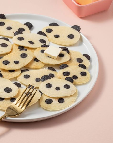 Panda Pancakes [Vegan] - One Green Planet Panda Birthday Theme, Panda Themed Party, Panda Food, Pancake Cereal, Creative Meals, Panda Birthday Party, Pancakes Vegan, Black Food Coloring, Panda Birthday