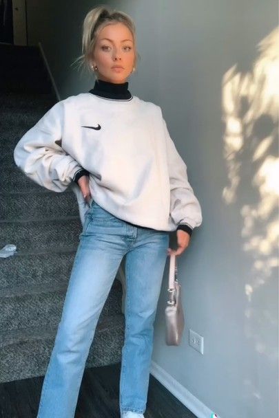 Crew Neck Turtle Neck Outfit, Nike Crew Neck Outfit, Sweatshirt Over Turtleneck Outfit, Turtleneck And Hoodie, White Nike Sweatshirt Outfit, Athletic Sweater Outfit, Gray Crew Neck Sweatshirt Outfit, Outfits With White Sweatshirt, Turtle Neck With Hoodie Outfit