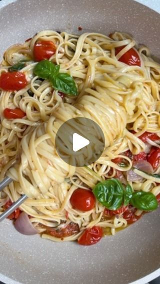 Jo and Bart on Instagram: "Quick Summer Veggie Pasta ❤️

Episode 2 of our One Pot Series! Hope you’ll love this one ☀️ Enjoy!

📖 The full recipe is in the Ultimate One Pot Cookbook (Link in bio)👌

#pasta #foodies #goodfood #pastalover #yummy #dinner #recipe" One Pot Fajita Pasta, One Pot Zucchini Basil Pasta, Katie Lee Summer Vegetable Pasta, One Pot Tomato Basil Pasta, One Pot Pasta Ricotta Lemon, Summer Veggie Pasta, Veggie Pasta Recipes, Food Reels, Produce Recipes