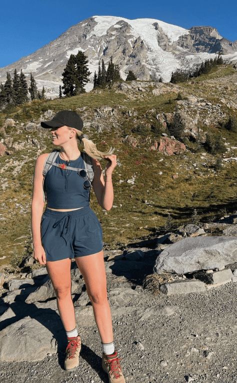 Hiking Pants Women Outfit, Hawaii Hiking Outfit, Hiking Date Outfit, Plus Size Hiking Outfit, Stylish Hiking Outfit, Hiking Outfit Ideas, Backpacking Outfits, Trekking Outfit, Cute Hiking Outfit