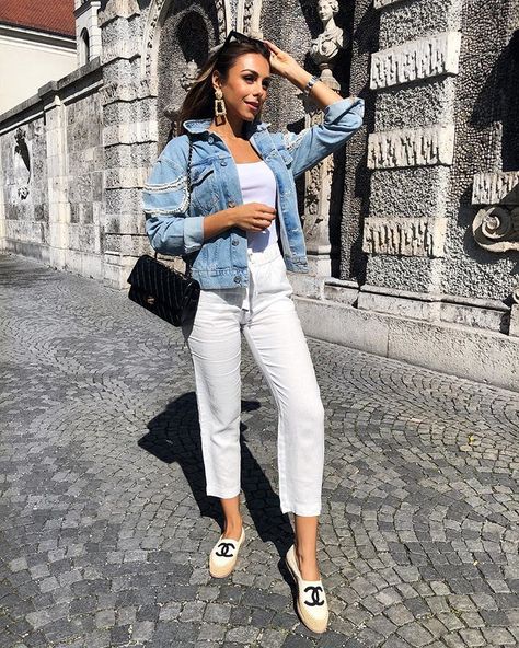 stroll through the city this morning! This weather is everything 🙌🏼 Working on a new spring haul for you guys! Stay tuned ✨ _________ Chanel Espadrilles Outfit Summer, Chanel Espadrilles Outfit, Espadrilles Outfit Summer, Annie Jaffrey, Espadrilles Outfit, Chanel Espadrilles, White Crop Pants, Spring Capsule Wardrobe, Denim Wear