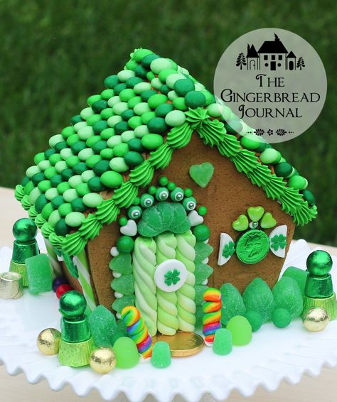 gingerbread house St. Patrick's Day great tutorials on this website! www.gingerbreadjournal.com Diy Icing, Free Printable Patterns, Sant Patrick, St Patrick Day Treats, All Things Gingerbread, Gingerbread House Designs, Gingerbread Party, St Patricks Day Food, Cookie House